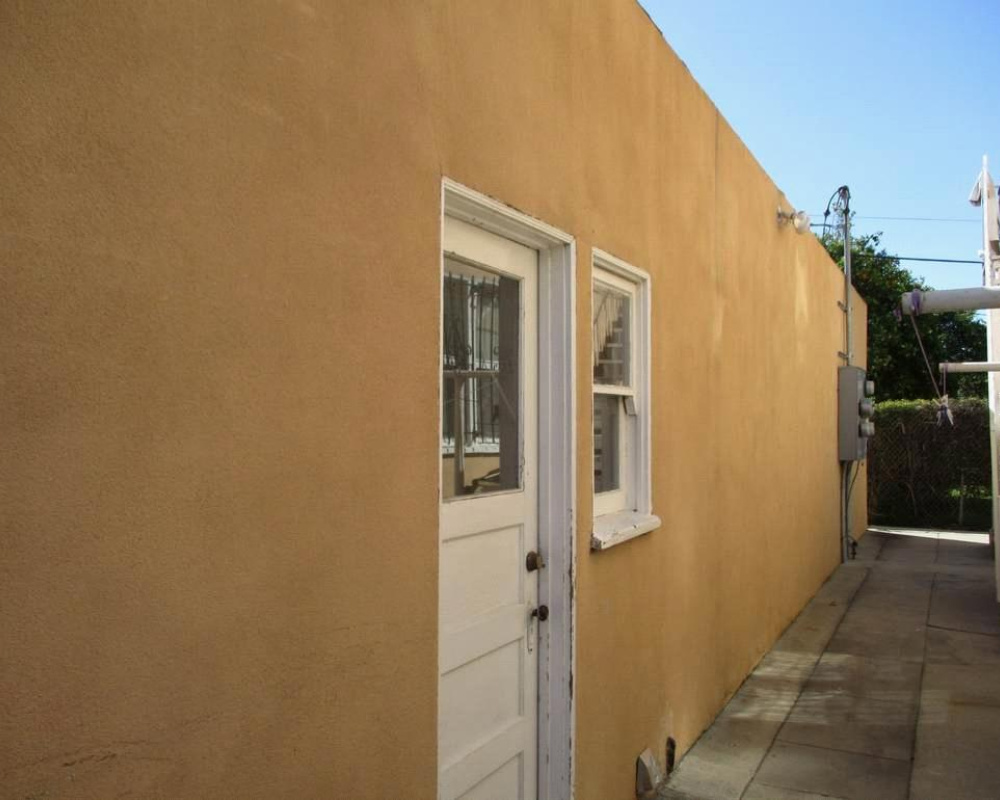 4610 Cimarron St, Los Angeles, California 90062, 6 Bedrooms Bedrooms, 6 Rooms Rooms,4 BathroomsBathrooms,Apartment,Exclusive Property,Cimarron ,1033